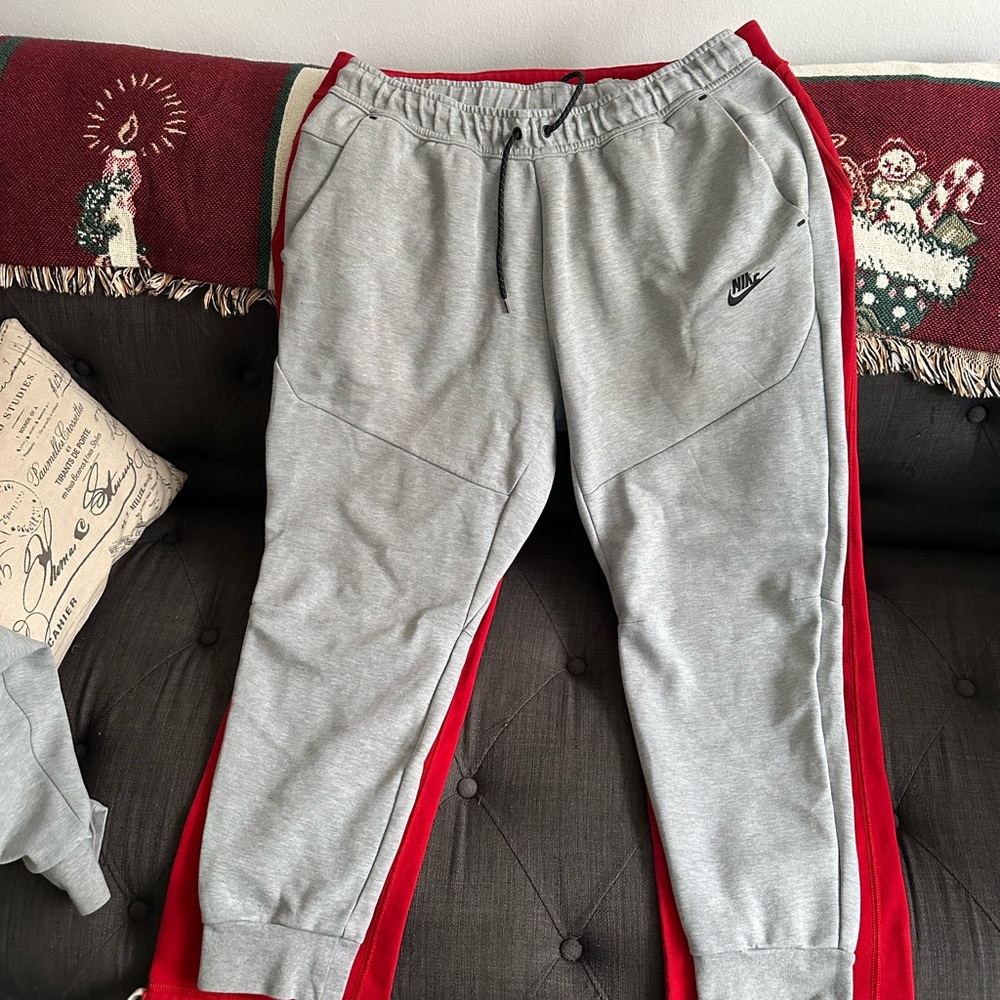 Nike Sweat Pants Grey XL ( Nike sign is peeling )